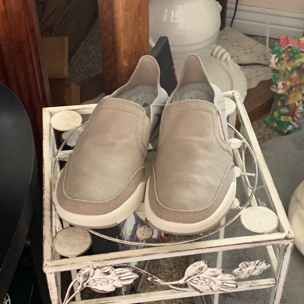 “CLARKS” Cloudsteppers Womens/Men’s Shoes  Size 8.5    NWT